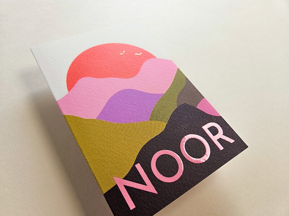 Geboortekaartje meisje kleurrijk bergen zon Noor