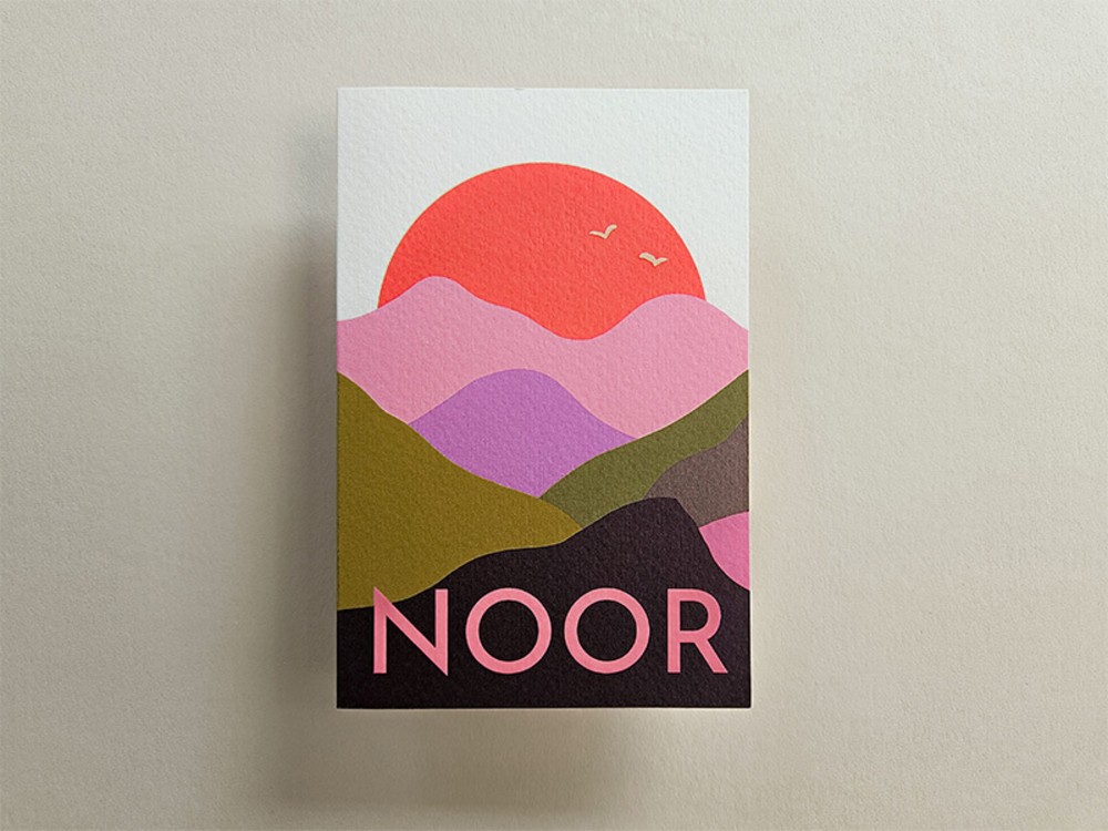 Geboortekaartje meisje kleurrijk bergen zon Noor