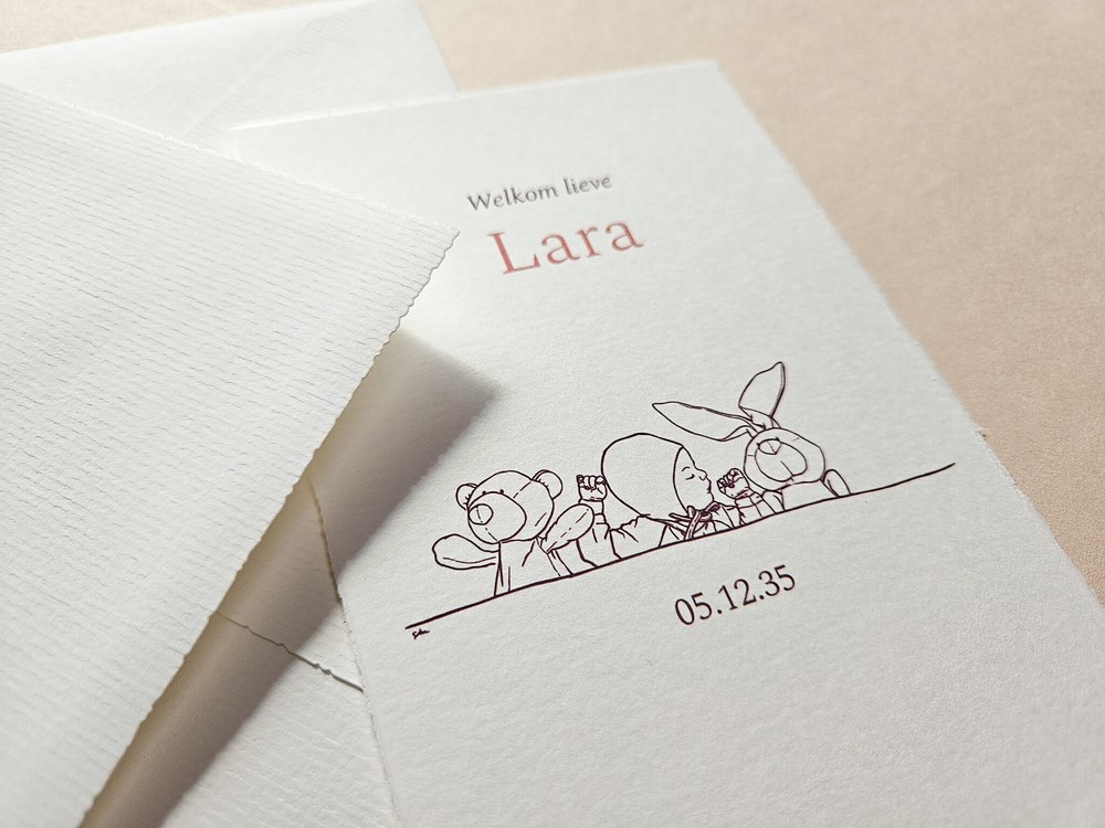 Klassiek geboortekaartje met lijntekening baby en knuffels Lara