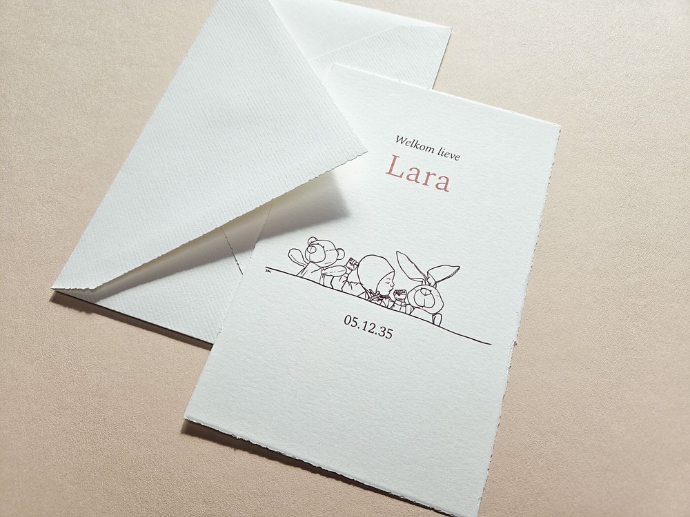 Klassiek geboortekaartje met lijntekening baby en knuffels Lara