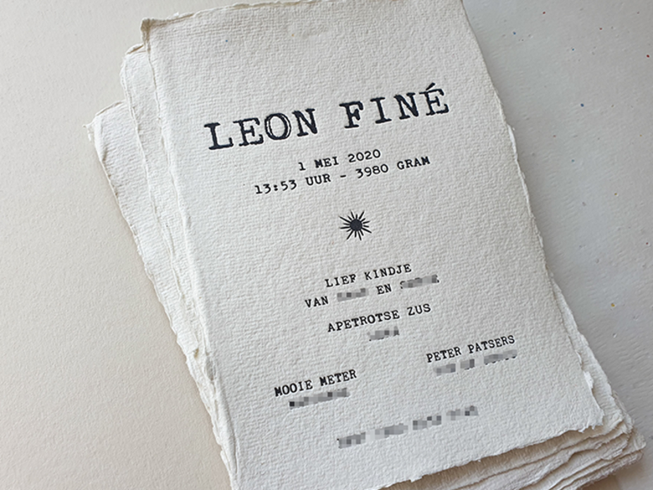 Handgeschept papier geboortekaartje met letterpress - Leon