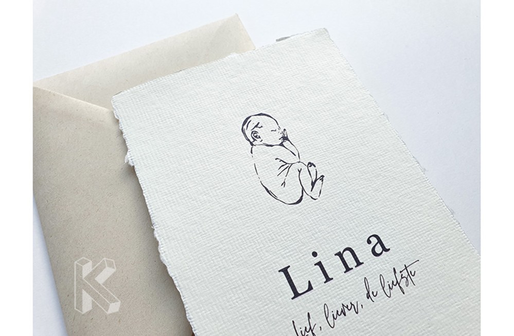 Newborn op geschept papier Lina