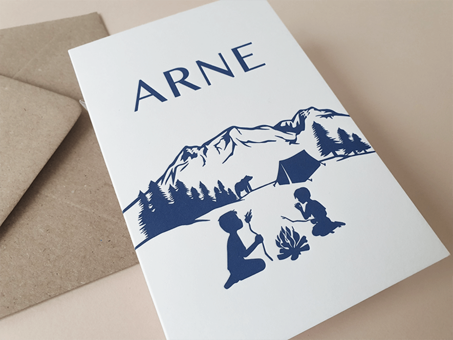 Letterpress geboortekaartje Arne met bergen en kampvuur