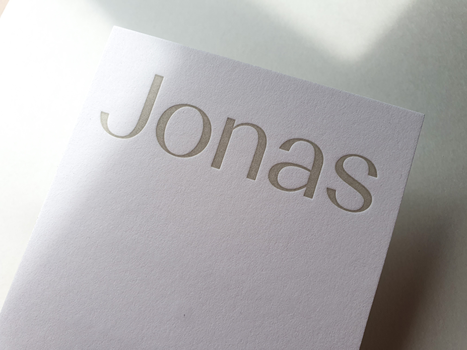 Neutraal letterpress geboortekaartje Jonas