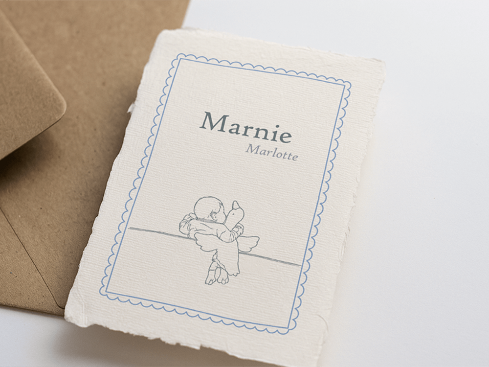 Handgeschept papier geboortekaartje met minimalistische babytekening